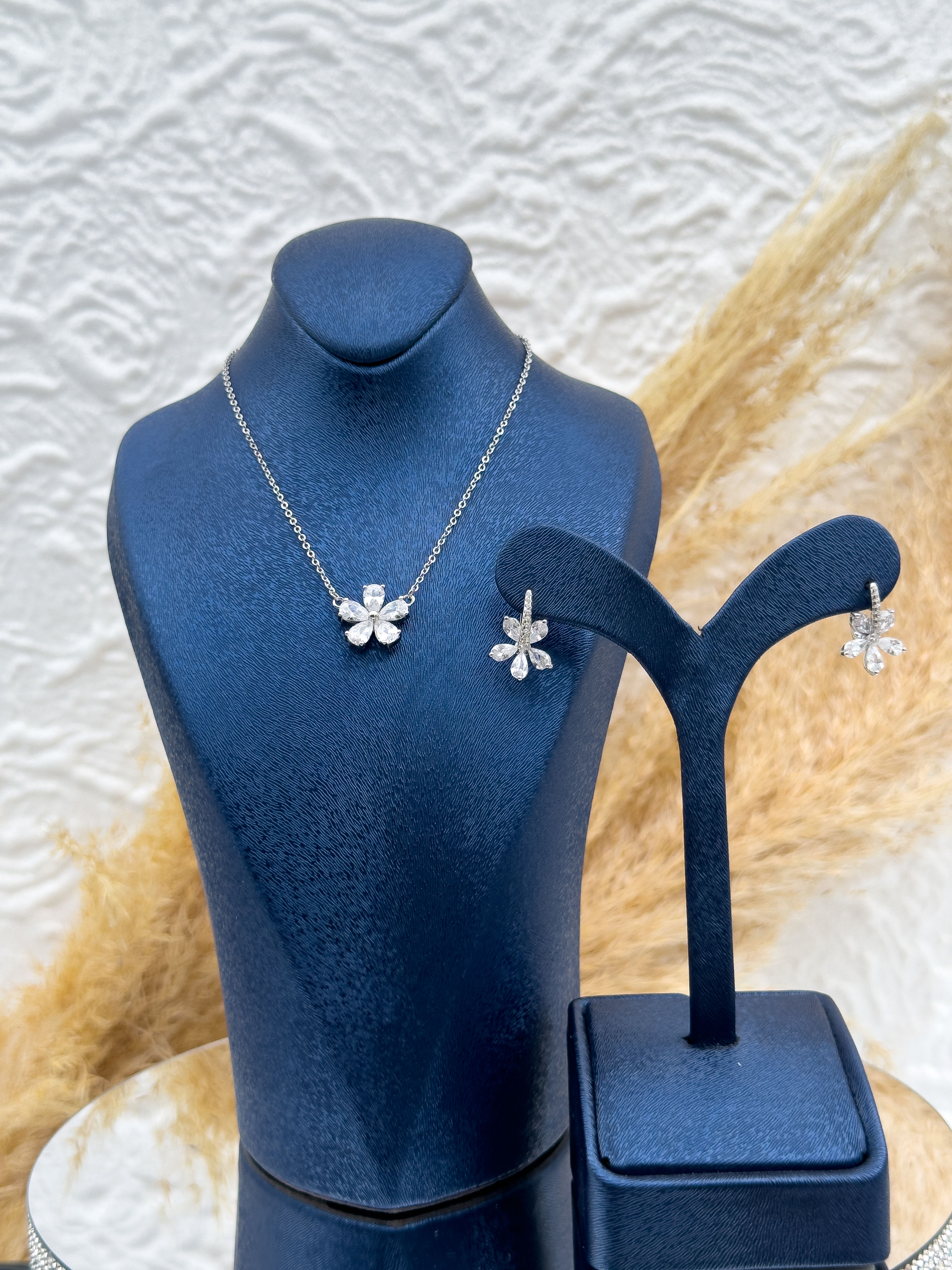 925 Ayar Gümüş Lotus Modeli Zarif Kolye & Küpe 2’li Set – Özel Hediye